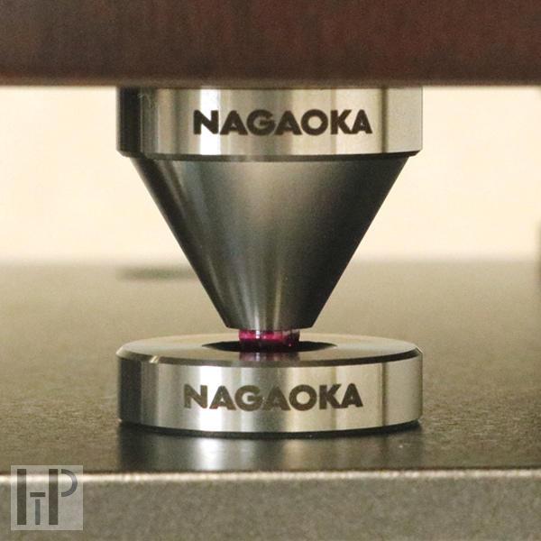 Nagaoka Izolátor Vibrací INS-SU 01 kombinující kov a rubínovou kuličku